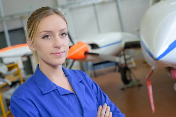 航空機格納庫における若い女性の肖像 — ストック写真