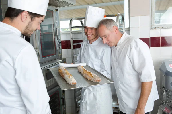 Bäcker Bringt Seinem Lehrling Das Brotbacken Bei — Stockfoto