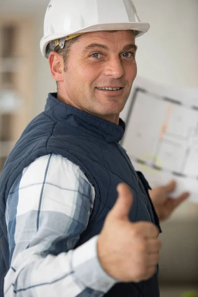 Älterer Männlicher Bauarbeiter Helm Zeigt Daumen Hoch — Stockfoto