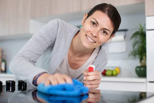 Mulher Feliz Usando Spray Polonês Para Limpar Superfície Cozinha — Fotografia de Stock