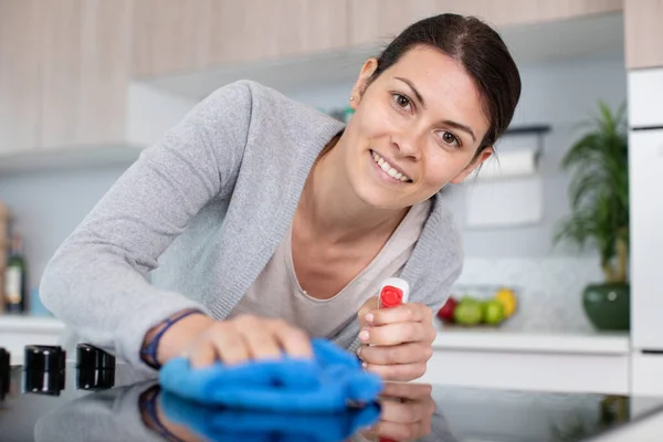 Donna Felice Utilizzando Smalto Spray Pulire Superficie Della Cucina — Foto Stock