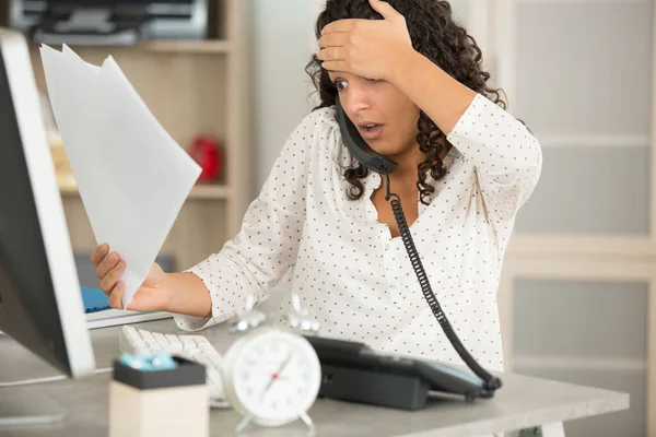 Mulher Escritório Stress Sobre Prazo Trabalho Reunião — Fotografia de Stock