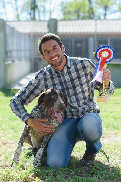 犬と遊ぶ男の肖像画 — ストック写真