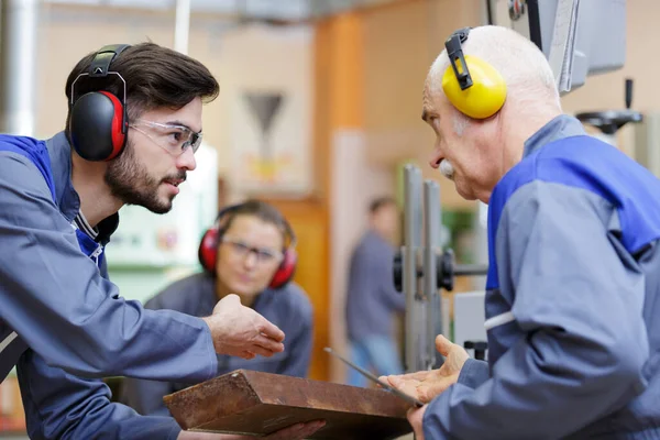 Senior Und Junior Gespräch Fabrik — Stockfoto