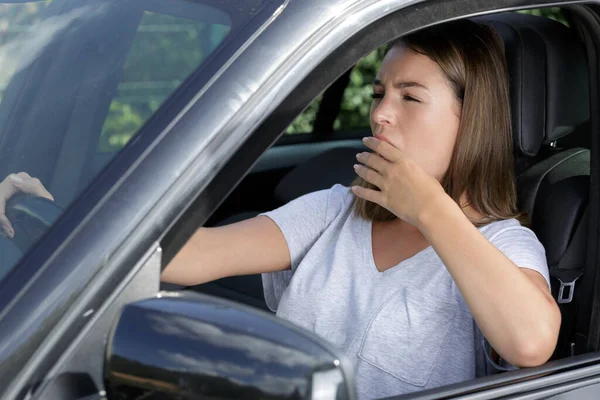 Mulher Sonolenta Enquanto Dirige Seu Carro — Fotografia de Stock