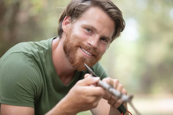 Skillful Man Whittling Pole Forest — Stock Photo, Image