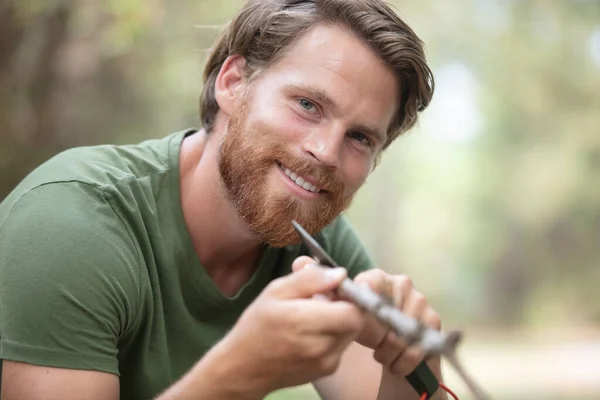 Skicklig Man Vitling Pol Skogen — Stockfoto