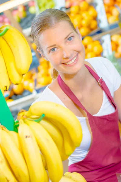 Verkäuferin Stand Neben Auslage Von Bananen — Stockfoto