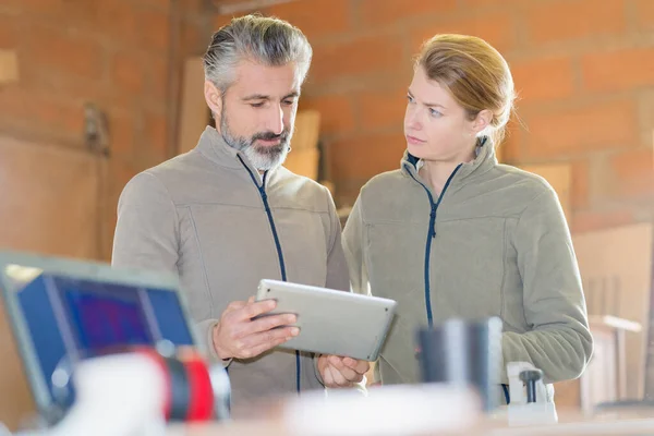 Retrato Los Trabajadores Con Tableta Digital —  Fotos de Stock