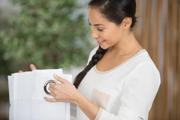 Vrouw Opknoping Gordijn Binnen — Stockfoto