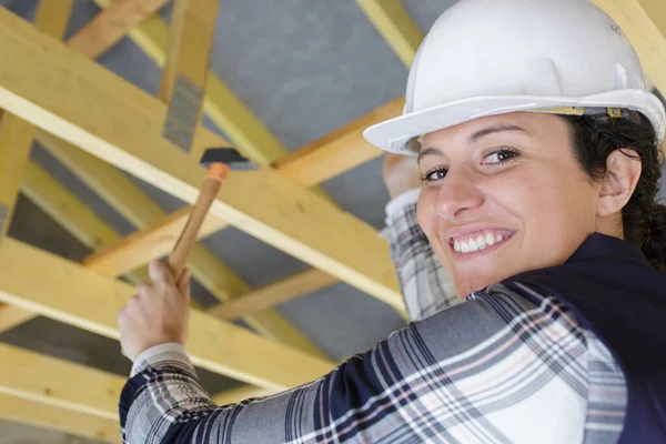 Happy Roofermaker Using Hammer Traditional Construction — Stock Photo, Image