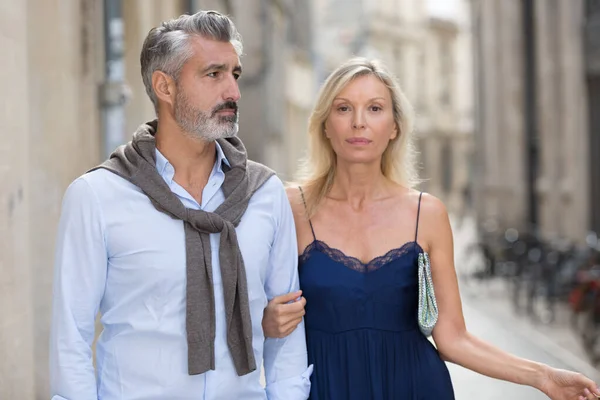 Elegante Pareja Madura Caminando Una Ciudad —  Fotos de Stock