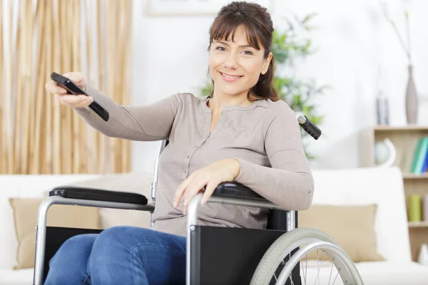 Femme Handicapée Fauteuil Roulant Regarder Des Films Maison — Photo