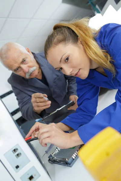 Vrouw Meten Elektrische Stroom — Stockfoto