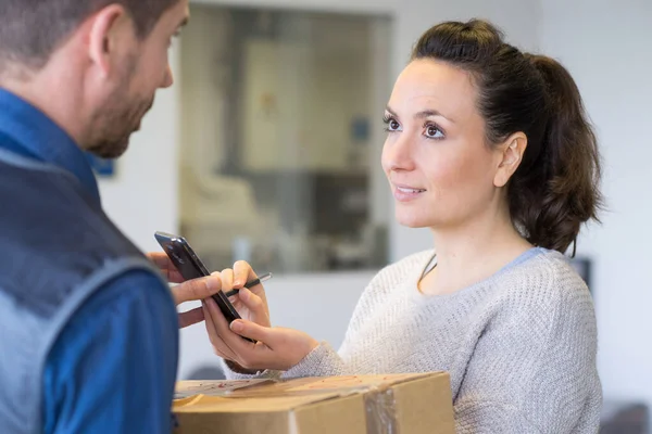 Frau Unterschreibt Elektronisches Gerät Sendung Empfangen — Stockfoto