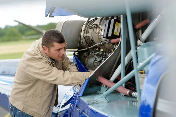 Μηχανικός Συντήρησης Αεροσκαφών Κατά Την Εργασία — Φωτογραφία Αρχείου