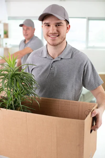 Homem Feliz Segurando Uma Caixa — Fotografia de Stock
