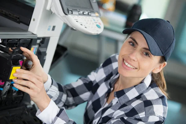 Šťastná Žena Opravující Tiskárnu — Stock fotografie