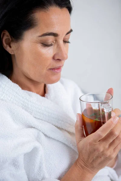 Hermosa Mujer Bebiendo Mañana — Foto de Stock