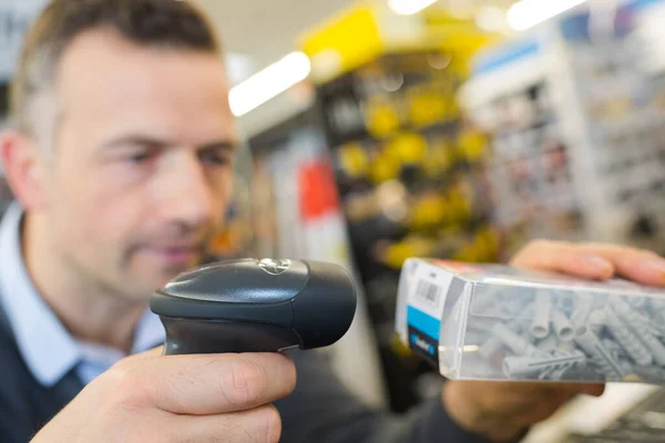 Hombre Usando Escáner Electrónico Almacén —  Fotos de Stock