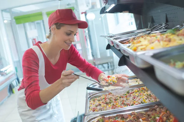 Trabajadora Buffet Que Atiende Comida Cafetería — Foto de Stock