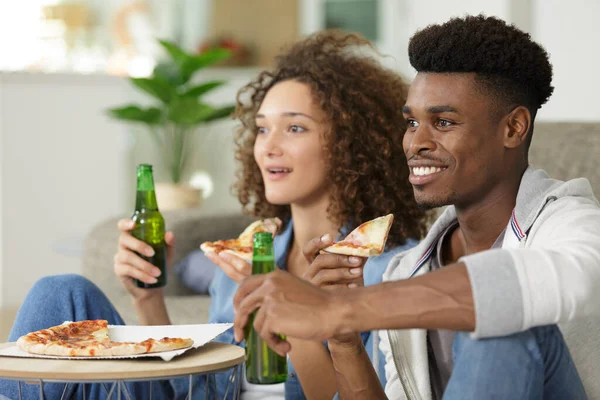 Jovem Família Feliz Assistindo Com Cerveja Pizza — Fotografia de Stock