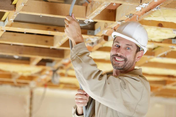 Electricista Masculino Instalando Ventilación Techo — Foto de Stock