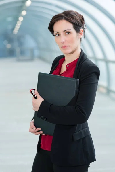 Seriöse Unternehmerin Blickt Die Kamera — Stockfoto