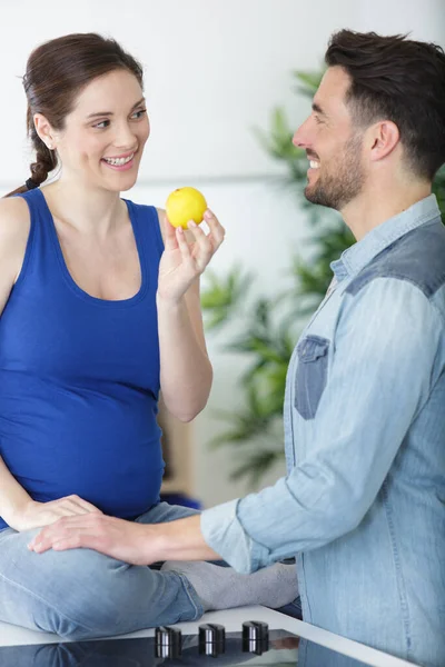 Coppia Ridendo Mentre Frullano Frullato Frutta Cucina — Foto Stock