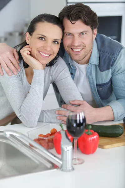 Retrato Casal Feliz Sua Cozinha — Fotografia de Stock