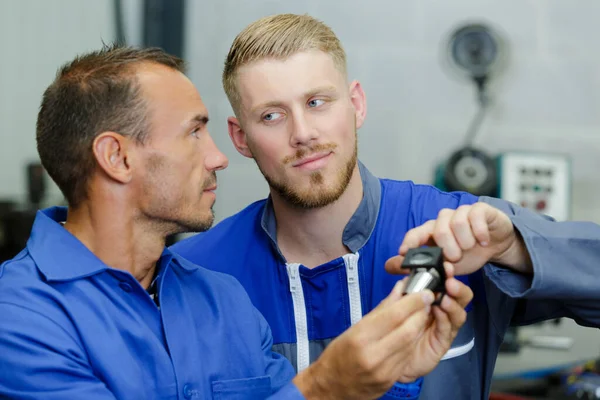 Travail Usine Fait Par Deux Hommes — Photo