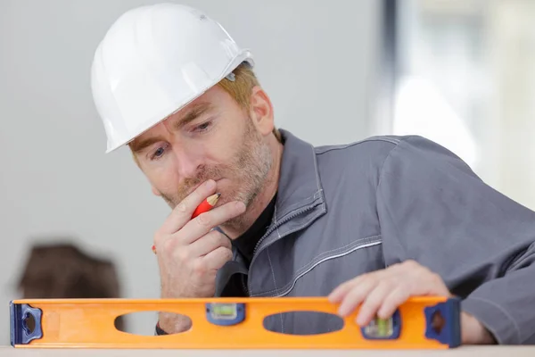 Contemplatieve Bouwvakker Met Gebruikmaking Van Waterpas — Stockfoto