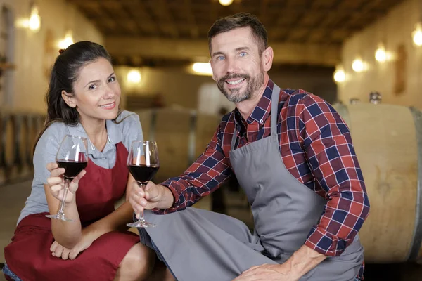 Uomo Donna Che Detengono Navi Vino — Foto Stock