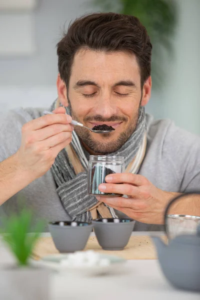 お茶の専門家の淹れ方 — ストック写真