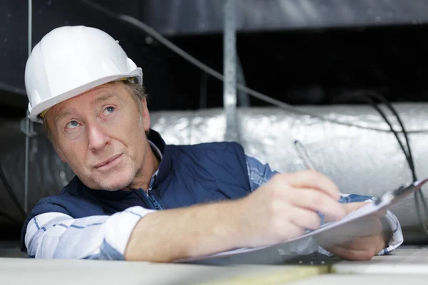 Mature Man Construction Worker Reading Clipboard — Stock Photo, Image