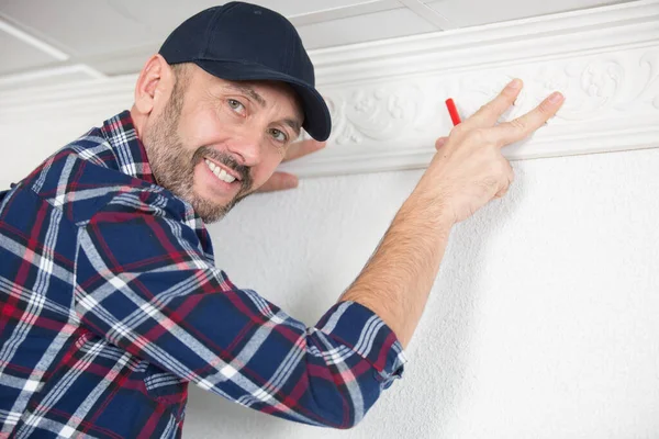 Heureux Plâtrier Écartant Plafond Placoplâtre Avec Mastic — Photo