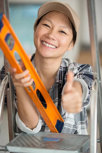 Szczęśliwy Kobieta Budowniczy Pokazując Kciuk Górę — Zdjęcie stockowe