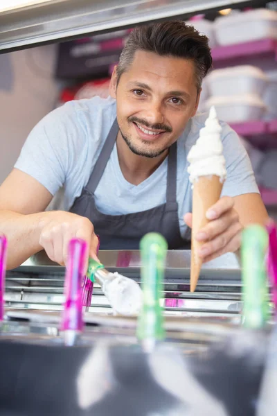 Mutlu Garson Dondurma Servis Ediyor — Stok fotoğraf