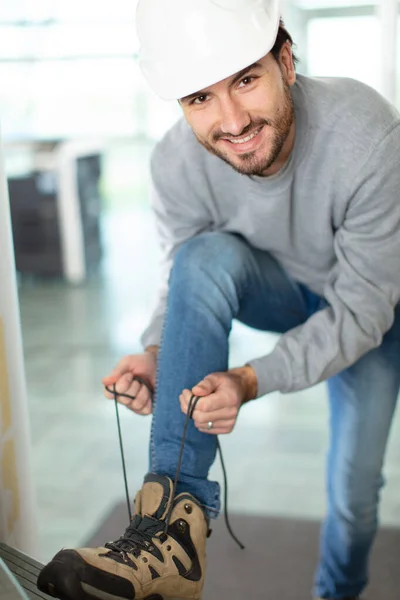 Mannelijke Werknemer Doet Zijn Veters Omhoog — Stockfoto