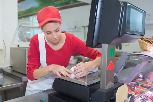 Prodavačka Uniformě Řeznictví — Stock fotografie