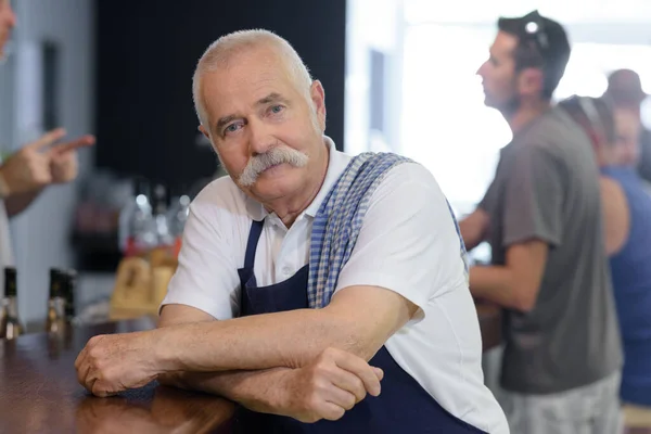 Barman Sênior Olhando Para Câmera — Fotografia de Stock