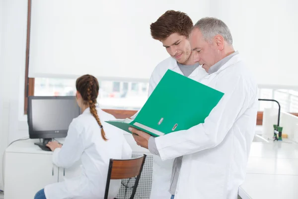 Mannelijke Leraar Met Tiener Studenten Experimenteren Bureau Het Lab — Stockfoto