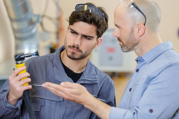 Twee Mannen Tijdens Precisiewerk — Stockfoto