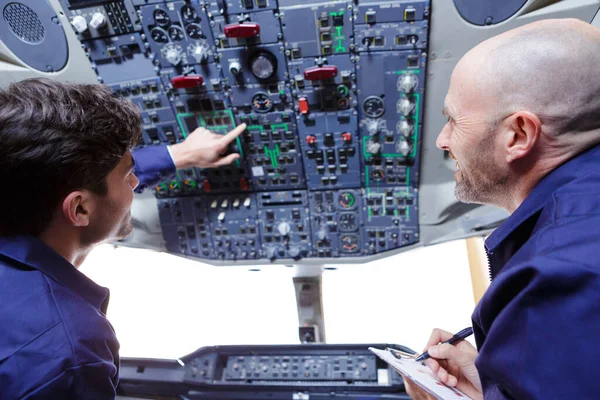 Técnico Que Inspeciona Painel Cockpit — Fotografia de Stock