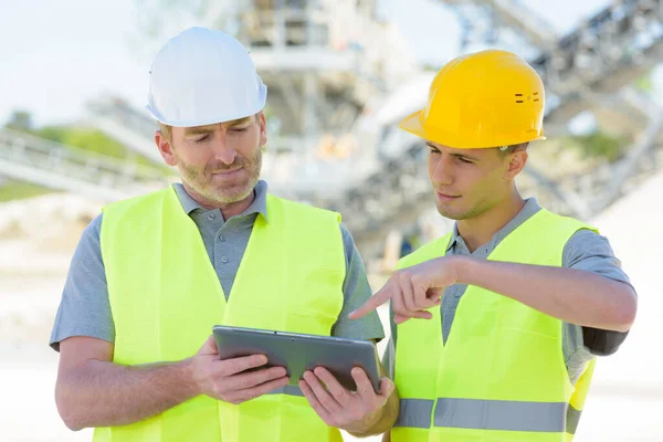 Constructores Hardhat Con Tableta Aire Libre — Foto de Stock