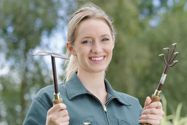 Jardinero Femenino Sosteniendo Herramientas Jardinería — Foto de Stock