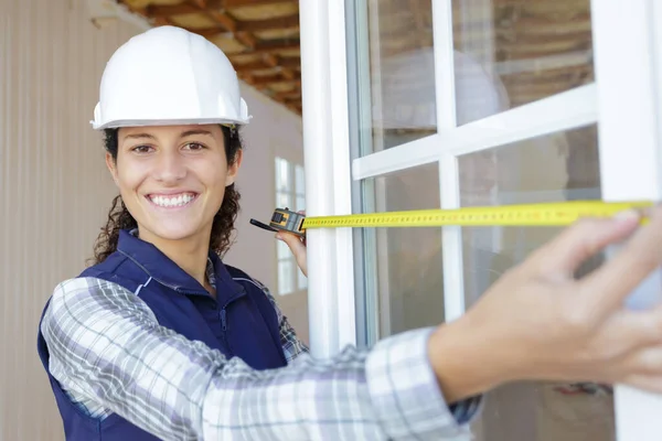 Feliz Hermosa Mujer Constructora Con Cinta Métrica —  Fotos de Stock