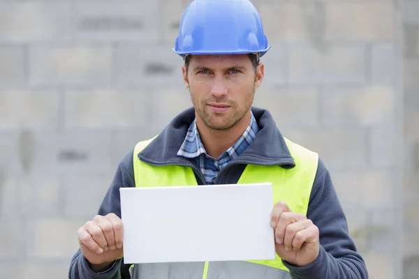 Costruttore Uomo Che Tiene Banner Bianco Vuoto — Foto Stock