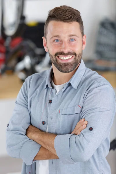 Portret Van Zelfverzekerde Man Lichte Achtergrond — Stockfoto