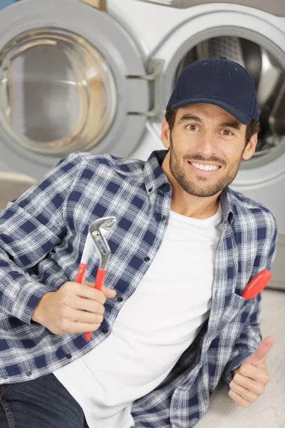 Handwerker Repariert Waschmaschine Der Küche — Stockfoto